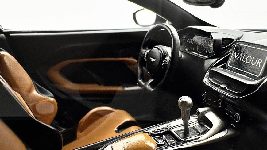 Aston Martin Valour 2023 GT944 фото